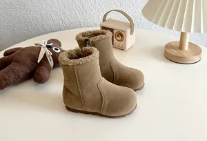 Bottes d'hiver pour enfants doublées de polaire en daim beige avec peluche.
