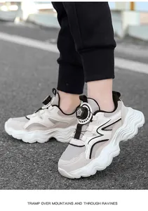 Vista dettagliata delle scarpe sportive beige per ragazzi con manopola rotante