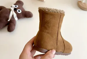 Détail des bottes d'hiver en daim marron pour enfants avec doublure chaude en peluche