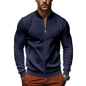 Primo piano di un bomber da uomo blu scuro slim fit con cerniera e colletto a lupetto