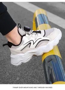 Dettaglio di scarpe sportive per bambini con inserti in mesh e chiusura a rotella