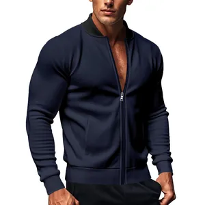 Dettaglio frontale di una giacca blu navy con zip e colletto alla coreana nero da uomo