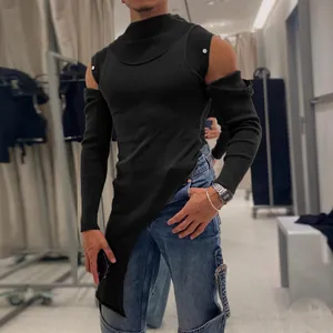 T-shirt uomo slim a collo alto con orlo asimmetrico e dettaglio spalla scoperta.