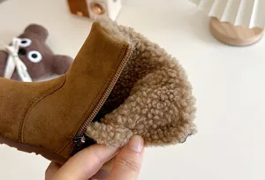 Gros plan montrant la doublure polaire chaude et épaisse des bottines hiver enfant