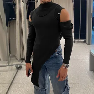 Dettaglio della maglietta nera da uomo a collo alto con design a spalle scoperte e bottoni