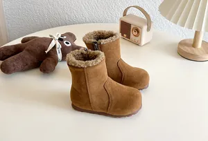 Vue détaillée de bottes d'hiver pour enfants en polaire marron avec fermeture éclair au dos