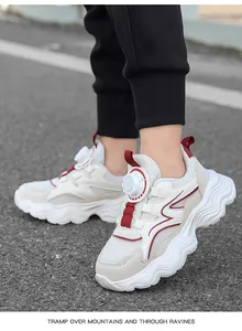Dettaglio scarpe da ginnastica traspiranti in mesh per bambini con sistema a manopola