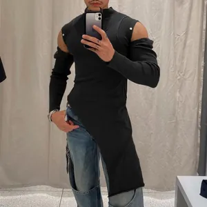T-shirt da uomo aderente a lupetto con spalle scoperte e originale fondo asimmetrico