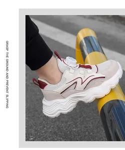 Primo piano di scarpe sportive per bambini con fibbia rotante e mesh traspirante.