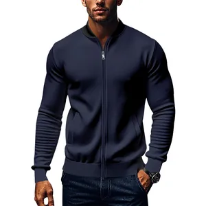 Dettaglio della giacca sportiva da uomo blu navy con collo alto e cerniera