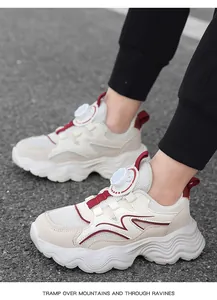 Primo piano di scarpe mesh per bambini con sistema innovativo di chiusura a rotella.