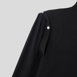 Dettaglio ravvicinato dei bottoni sulla spalla e del cut-out su top nero a coste uomo