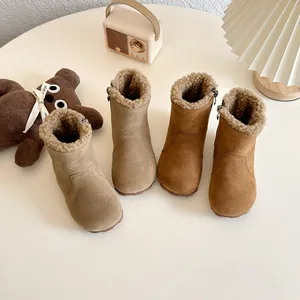 Bottes d'hiver pour enfants doublées en polaire chaude, couleurs kaki et marron.