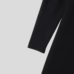 Dettaglio ravvicinato della trama in tessuto a coste nero di una maglia uomo slim fit