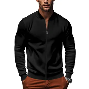 Vista frontale della giacca bomber nera da uomo slim fit con collo alto e zip