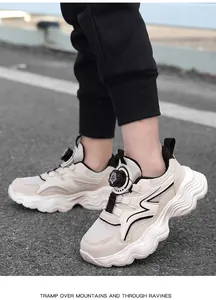 Vista dettagliata delle sneakers in mesh traspirante da ragazzo con chiusura a rotella.