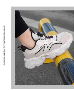 Dettaglio delle scarpe sportive traspiranti in mesh per bambini con fibbia a rotazione