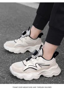 Vista dettagliata delle scarpe sportive traspiranti in mesh per ragazzi con fibbia rotante