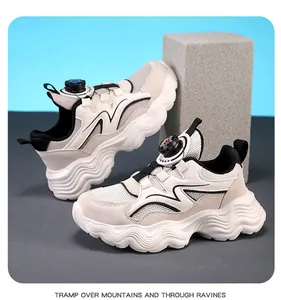 Vista dettagliata delle sneakers traspiranti in mesh per ragazzi con fibbia rotante