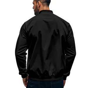Vista posteriore dettagliata di un elegante bomber casual nero da uomo con collo alla coreana