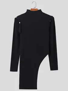 Top da uomo nero slim fit a lupetto con orlo asimmetrico e dettagli con bottoni sulle spalle