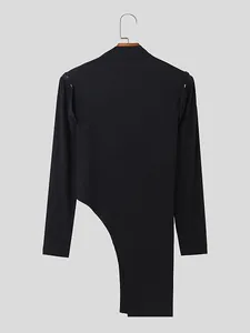 T-shirt uomo slim fit a lupetto con orlo asimmetrico e dettaglio bottone spalla.