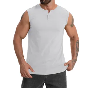 Vue détaillée d'un débardeur Henley sans manches en coton pour hommes avec boutons