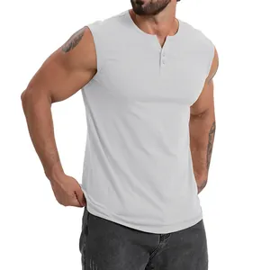 Détail d'un débardeur gris pour homme sans manches avec col Henley à boutons classique.