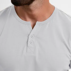 Vue détaillée de l'encolure et des boutons d'un t-shirt Henley en coton gris pour homme