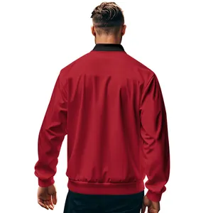 Vista posteriore di una giacca rossa da uomo con collo alto e design sportivo casual.