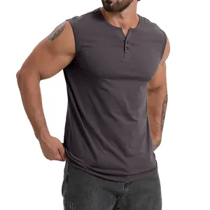 Détail d'un débardeur Henley sans manches gris foncé pour hommes avec coupe moulante et boutons