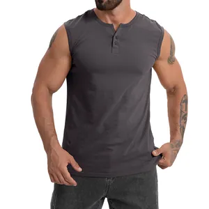 Détail en gros plan d'un t-shirt Henley sans manches en coton gris anthracite sur un mannequin.