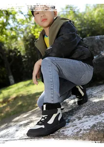 Botas de invierno para niños con forro polar mostradas en un entorno natural