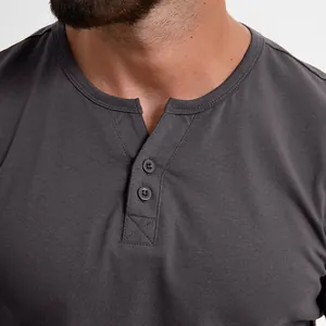 Détail du col Henley gris foncé avec boutons sur un débardeur en coton