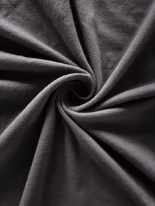 Détail macro de la texture du tissu en pur coton gris anthracite doux pour débardeur de sport