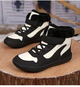 Botas de invierno para niños con forro de pelo negro y cierre de velcro en blanco y negro