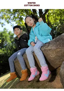 Niños usando botas de algodón de invierno altas con forro polar grueso en un entorno