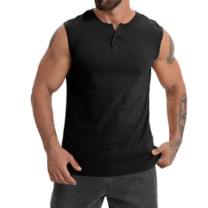 Gros plan d'un débardeur noir sans manches pour homme avec col Henley à deux boutons