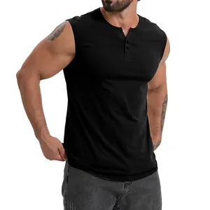Gros plan d'un débardeur Henley noir pour homme avec détail de l'encolure boutonnée