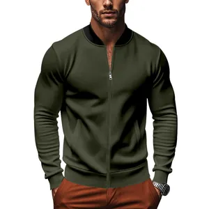 Dettaglio della giacca da uomo slim fit verde oliva con cerniera e collo alla coreana nero
