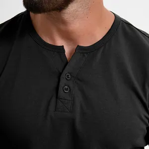 Gros plan du col d'un t-shirt Henley noir en coton avec patte à deux boutons