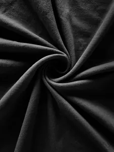 Gros plan sur la texture d'un tissu en pur coton gris foncé avec des plis en spirale doux