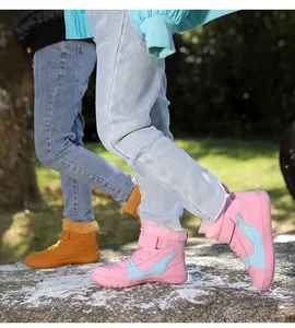 Vista detallada de las cálidas botas de invierno con forro polar para niños al aire libre