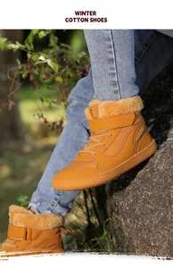 Vista exterior de botas de invierno para niños en color jengibre con forro de piel cálida