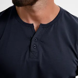 Gros plan détaillé des boutons et des coutures d'un t-shirt Henley en coton bleu marine