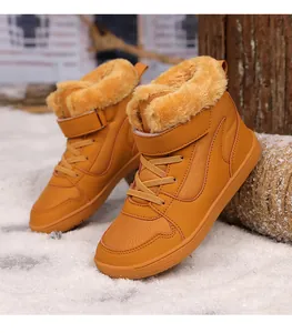 Vista detallada de botas de invierno para niños con forro de piel sintética gruesa