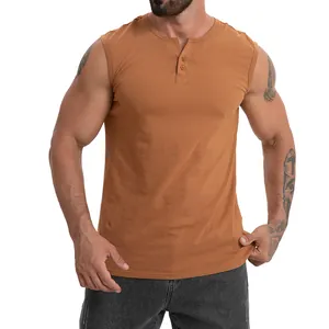 Détail du gilet sans manches Henley en coton marron pour homme avec boutons élégants
