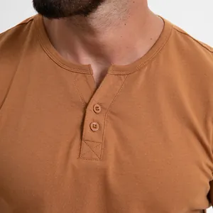 Vue rapprochée du col d'un t-shirt Henley en coton marron pour homme avec détails de boutons