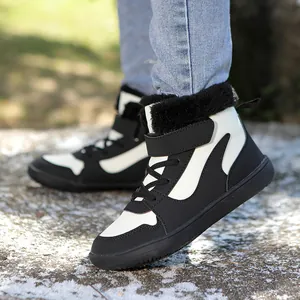 Botas de invierno altas para niños con diseño de contraste en blanco y negro al aire libre