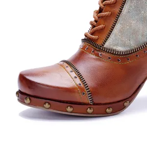 Vue détaillée de bottines de moto en cuir vintage faites à la main avec patchwork en jean